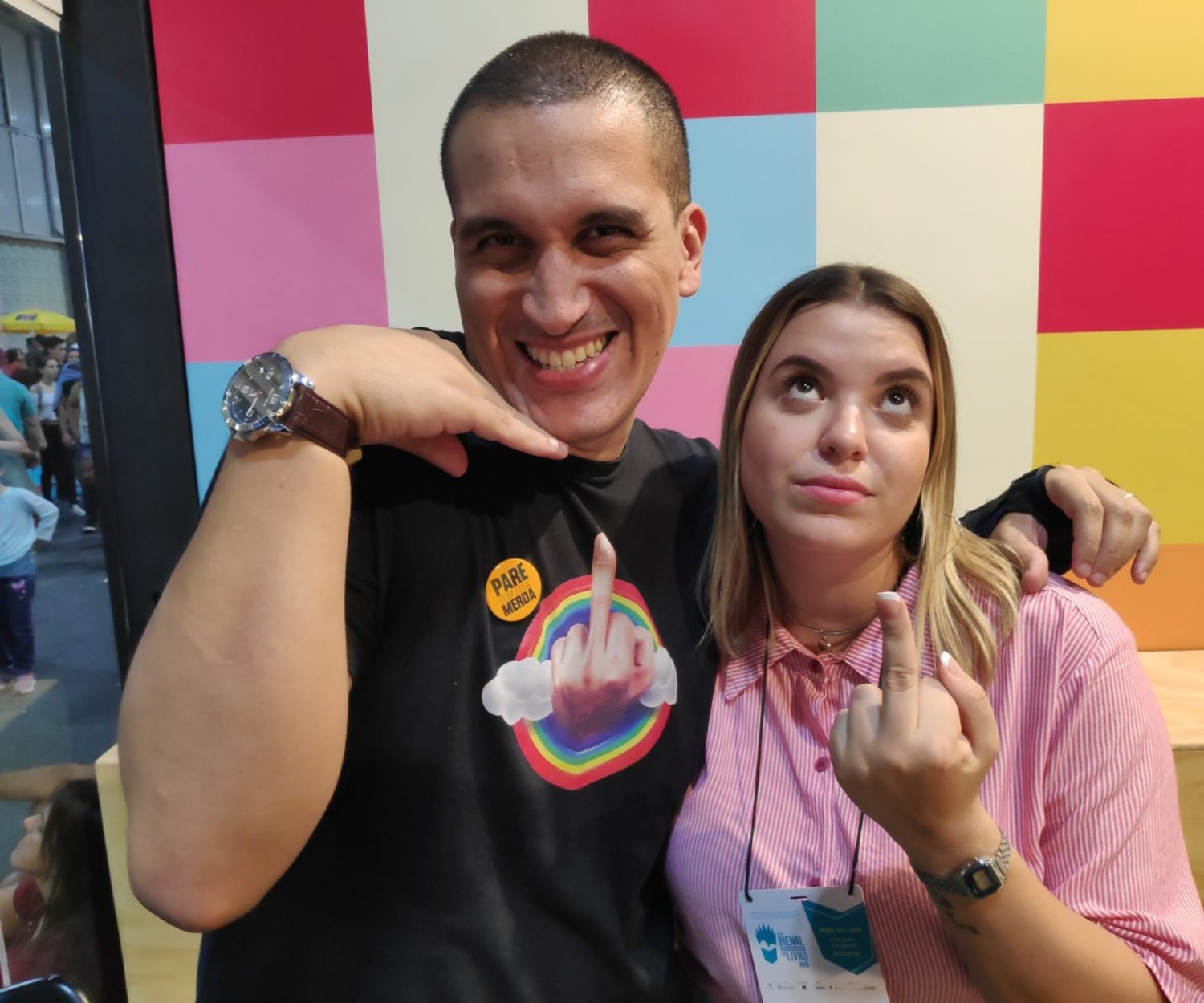 Anderson Gaveta e Gabs Taranto participaram de ações no stand da editora Intrínseca durante a Bienal do Livro do Rio de Janeiro.