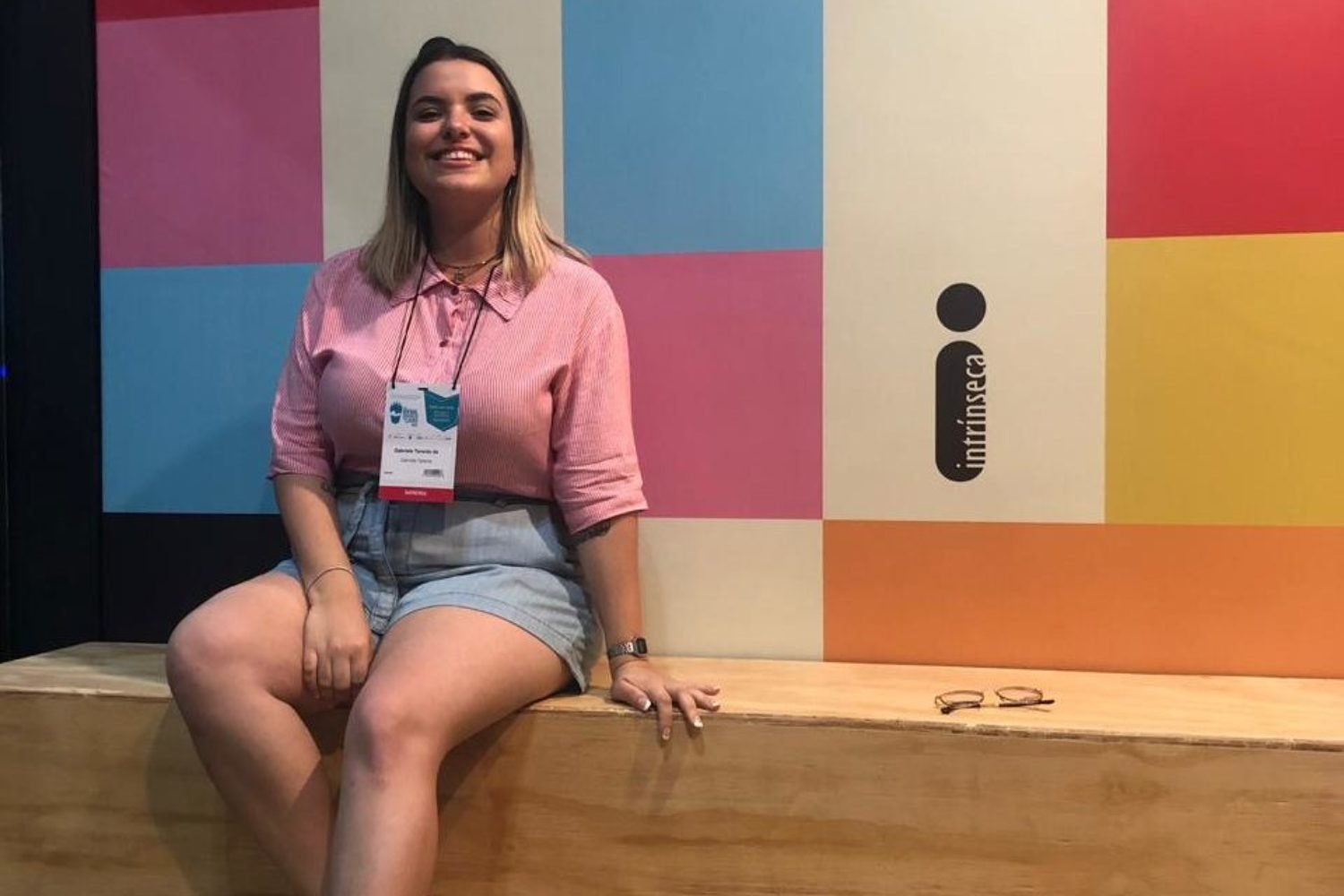 Anderson Gaveta e Gabs Taranto participaram de ações no stand da editora Intrínseca durante a Bienal do Livro do Rio de Janeiro.