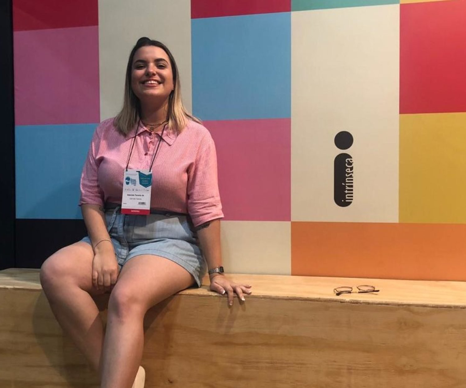 Anderson Gaveta e Gabs Taranto participaram de ações no stand da editora Intrínseca durante a Bienal do Livro do Rio de Janeiro.
