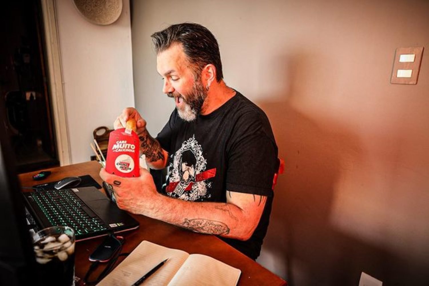 Jimmy McManis faz ação para China In Box - EPIC Digitais