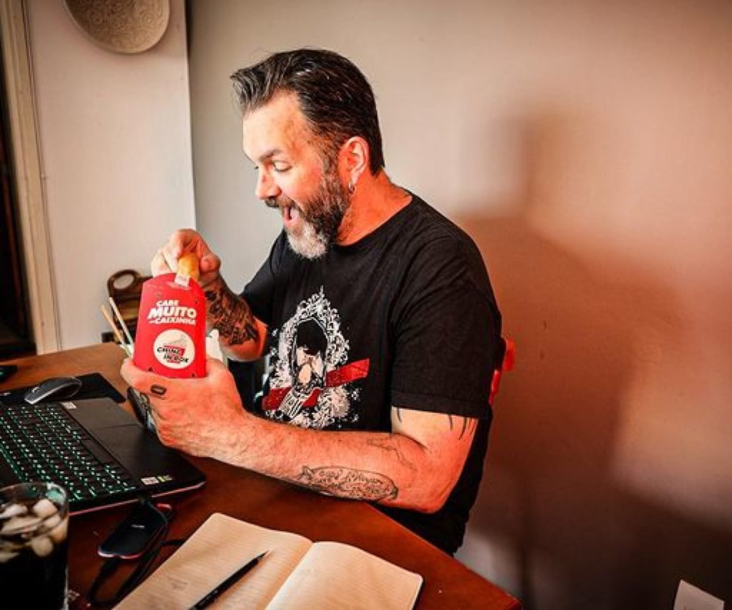 Jimmy McManis faz ação para China In Box - EPIC Digitais