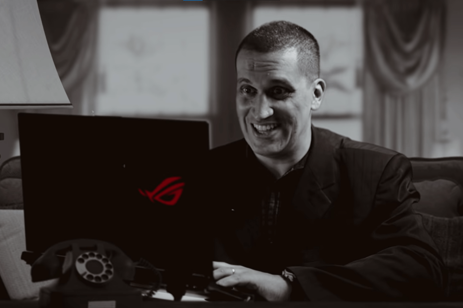 Product Placement Gaveta e Asus | EPIC Digitais