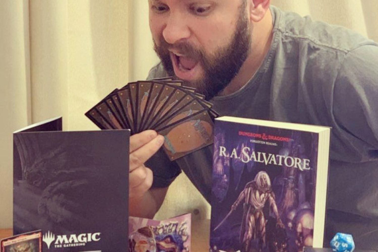 Thiago Romariz divulgou o crossover inédito entre MTG e Dungeons and Dragons, que originou um jogo de deixar qualquer fã de queixo caído.