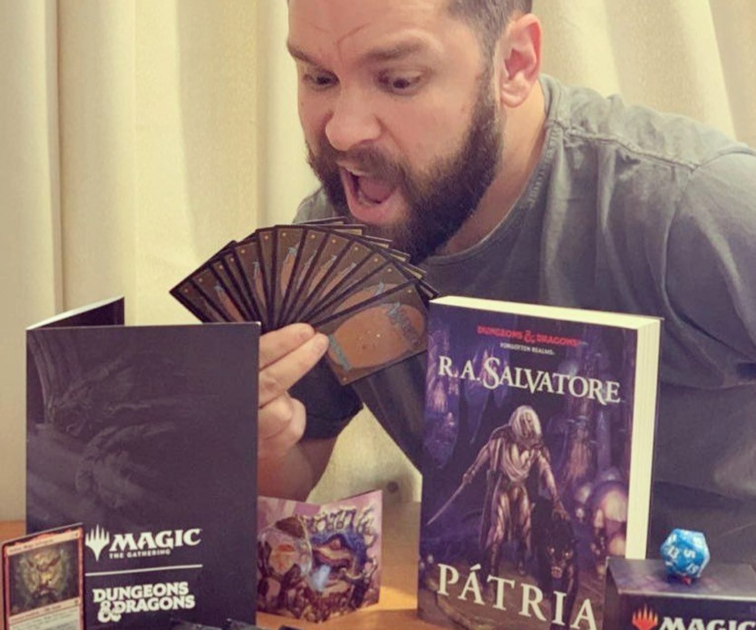 Thiago Romariz divulgou o crossover inédito entre MTG e Dungeons and Dragons, que originou um jogo de deixar qualquer fã de queixo caído.